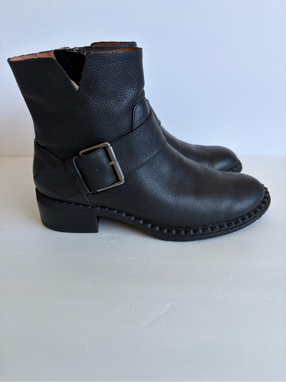 gentle souls Black Leather Ankle Booties with Side Zip by Kennet Cole size 8